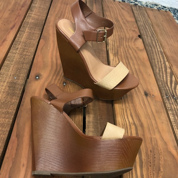 Charlotte Russe size 7 tan wedges - Picture 4 of 12